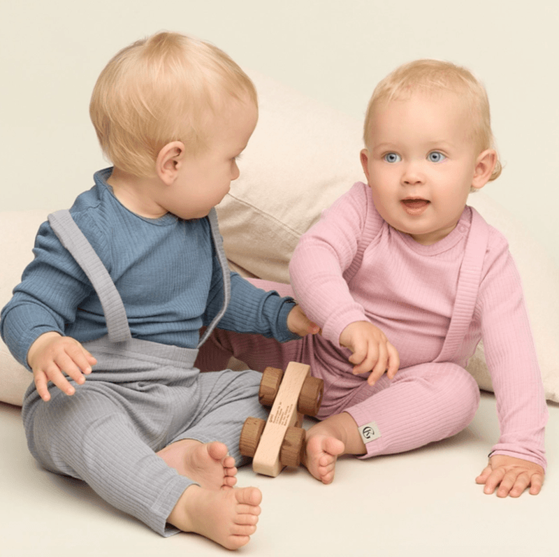 Gullkorn chalk baby ull-longs med sele lillarosa