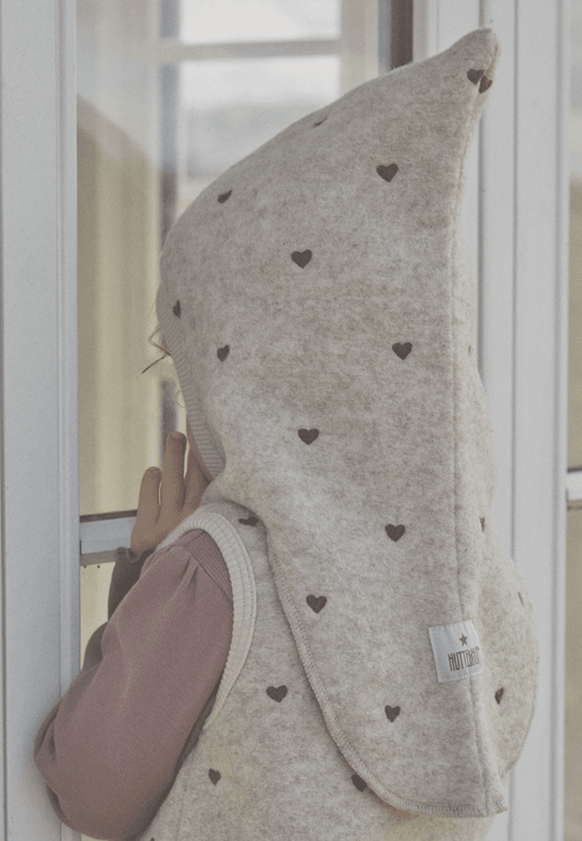 Huttelihut elefantlue broderte hjerter sand melange
